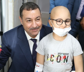 M. Said Saayoud, Wali d’Oran supervise le lancement de l'examen à l'hôpital de lutte contre le cancer d'El-Hassi